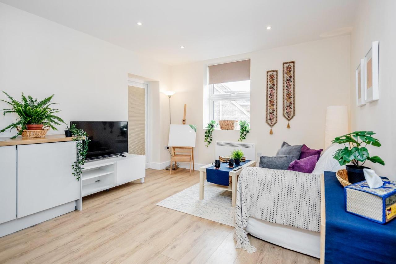 Stunning Modern Spacious 2 Bed Flat, Free Parking, Rural Reading