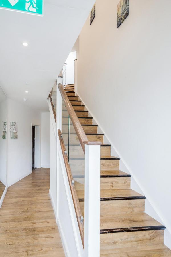Apartment Stunning Modern Spacious 2 Bed Flat, Free Parking, Rural