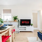 Stunning Modern Spacious 2 Bed Flat, Free Parking, Rural
