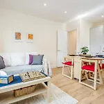 Stunning Modern Spacious 2 Bed Flat, Free Parking, Rural