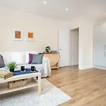 Stunning Modern Spacious 2 Bed Flat, Free Parking, Rural