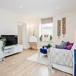 Stunning Modern Spacious 2 Bed Flat, Free Parking, Rural