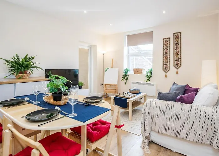 Stunning Modern Spacious 2 Bed Flat, Free Parking, Rural