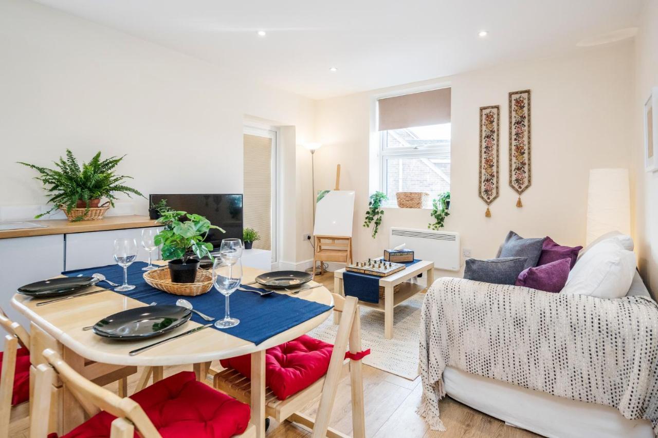 Apartment Stunning Modern Spacious 2 Bed Flat, Free Parking, Rural Reading