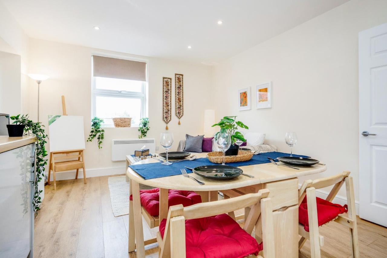 Apartment Stunning Modern Spacious 2 Bed Flat, Free Parking, Rural Reading