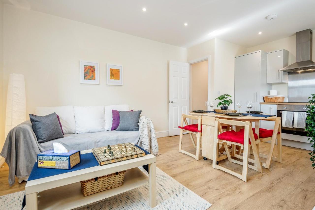 Stunning Modern Spacious 2 Bed Flat, Free Parking, Rural Apartment Reading