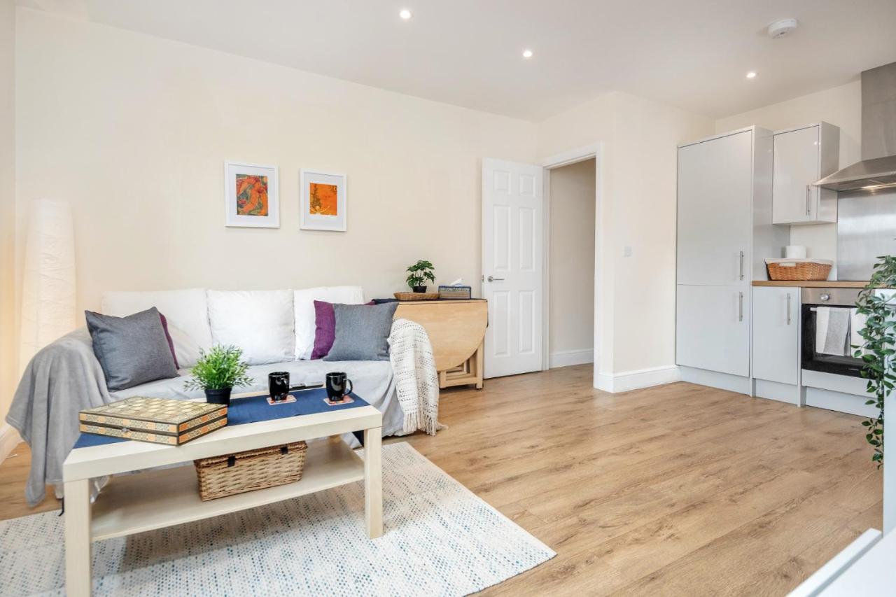 Apartment Stunning Modern Spacious 2 Bed Flat, Free Parking, Rural Reading