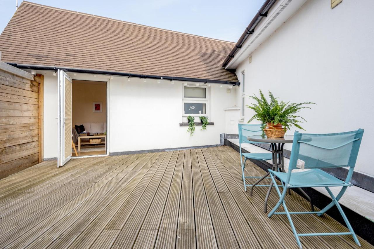 Stunning Modern Spacious 2 Bed Flat, Free Parking, Rural Reading