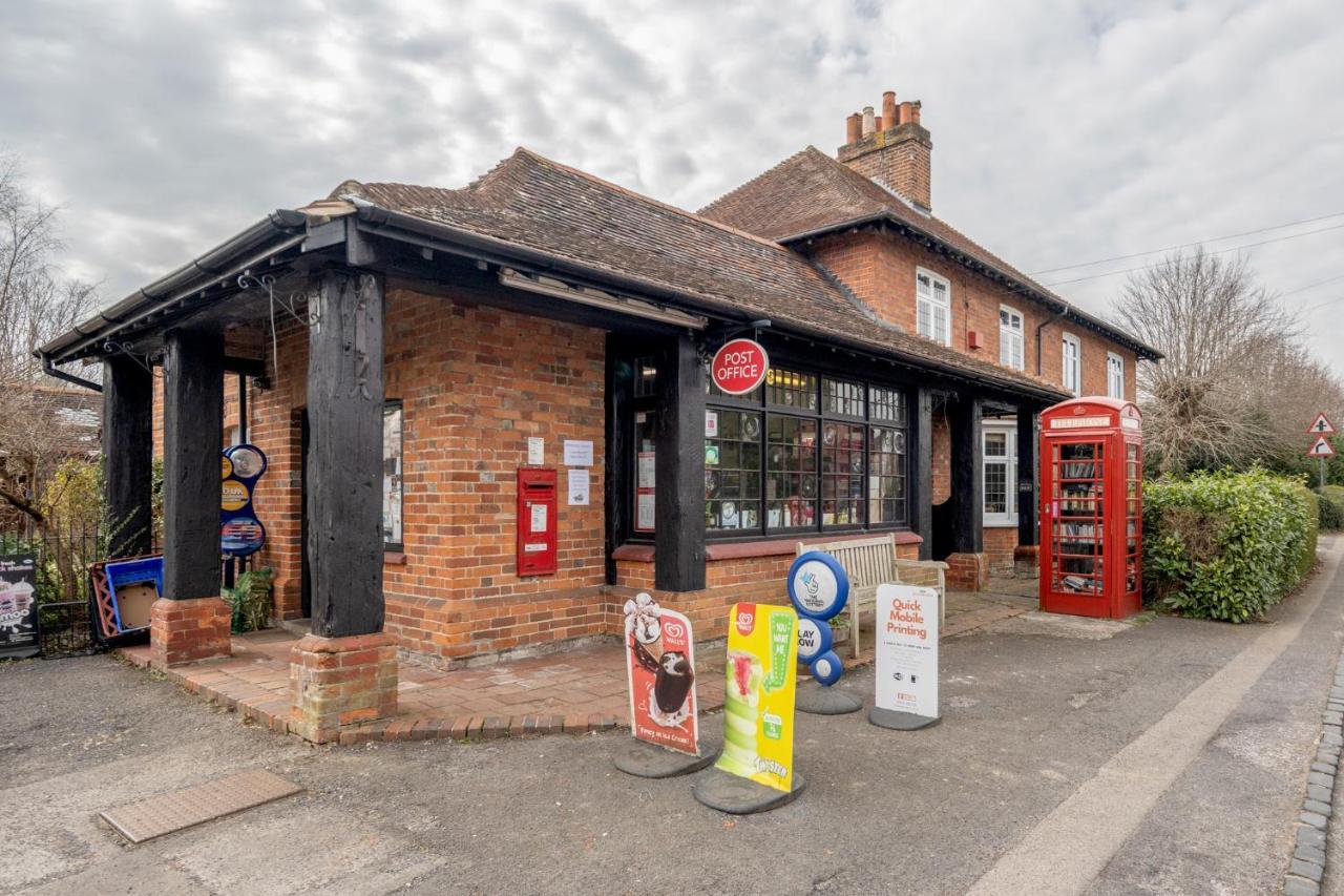 Stunning Modern Spacious 2 Bed Flat, Free Parking, Rural Reading