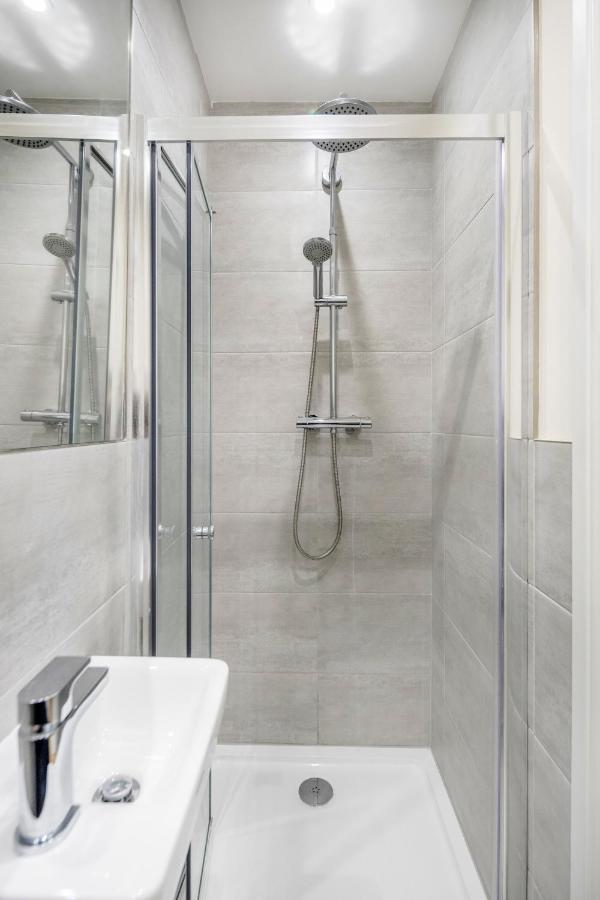 Stunning Modern Spacious 2 Bed Flat, Free Parking, Rural Apartment