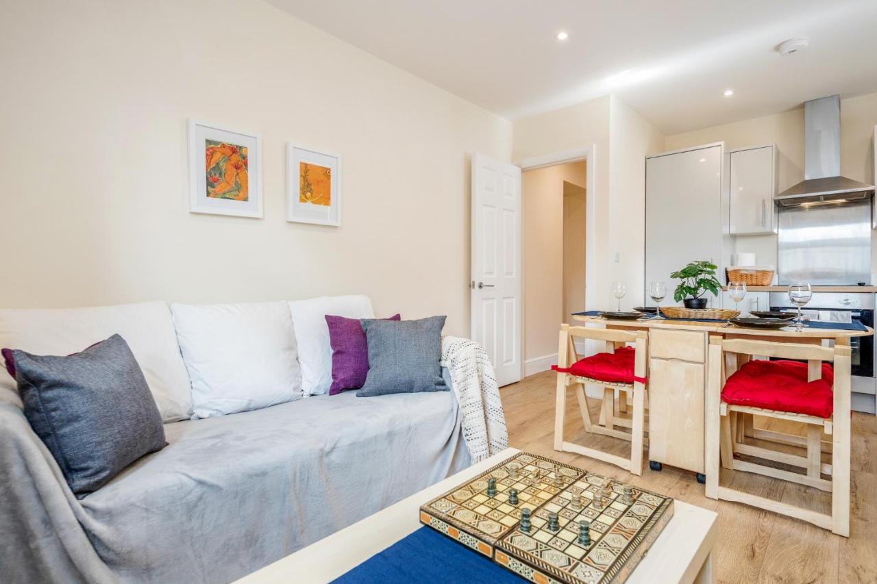 Stunning Modern Spacious 2 Bed Flat, Free Parking, Rural Reading