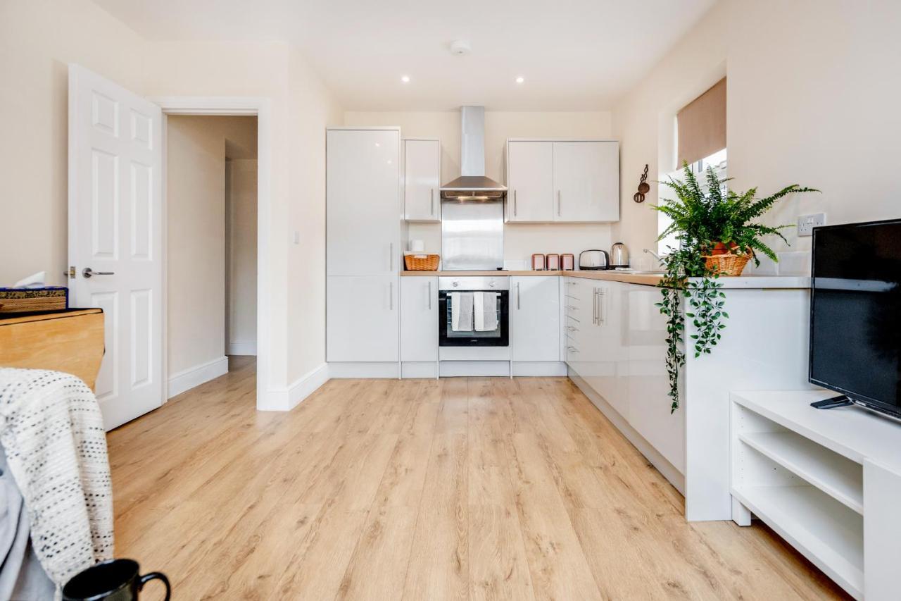 Stunning Modern Spacious 2 Bed Flat, Free Parking, Rural Apartment