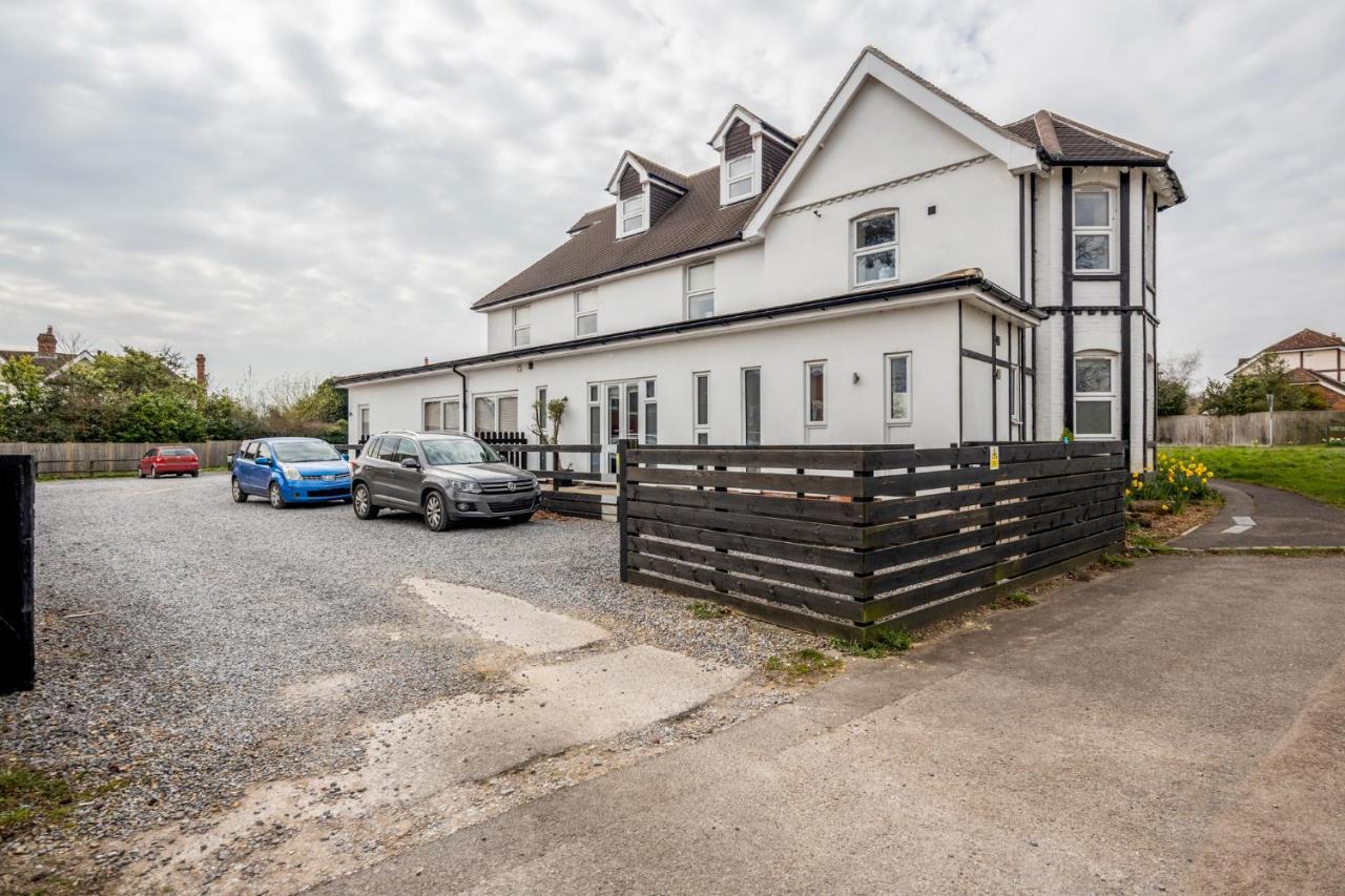 Stunning Modern Spacious 2 Bed Flat, Free Parking, Rural