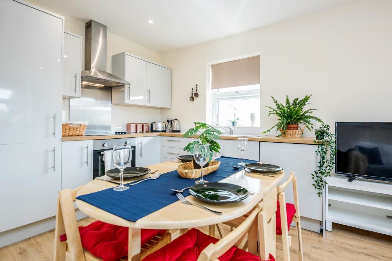 Apartment Stunning Modern Spacious 2 Bed Flat, Free Parking, Rural