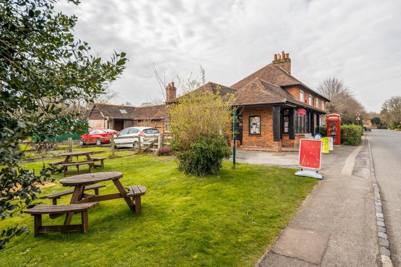 Stunning Modern Spacious 2 Bed Flat, Free Parking, Rural * Reading