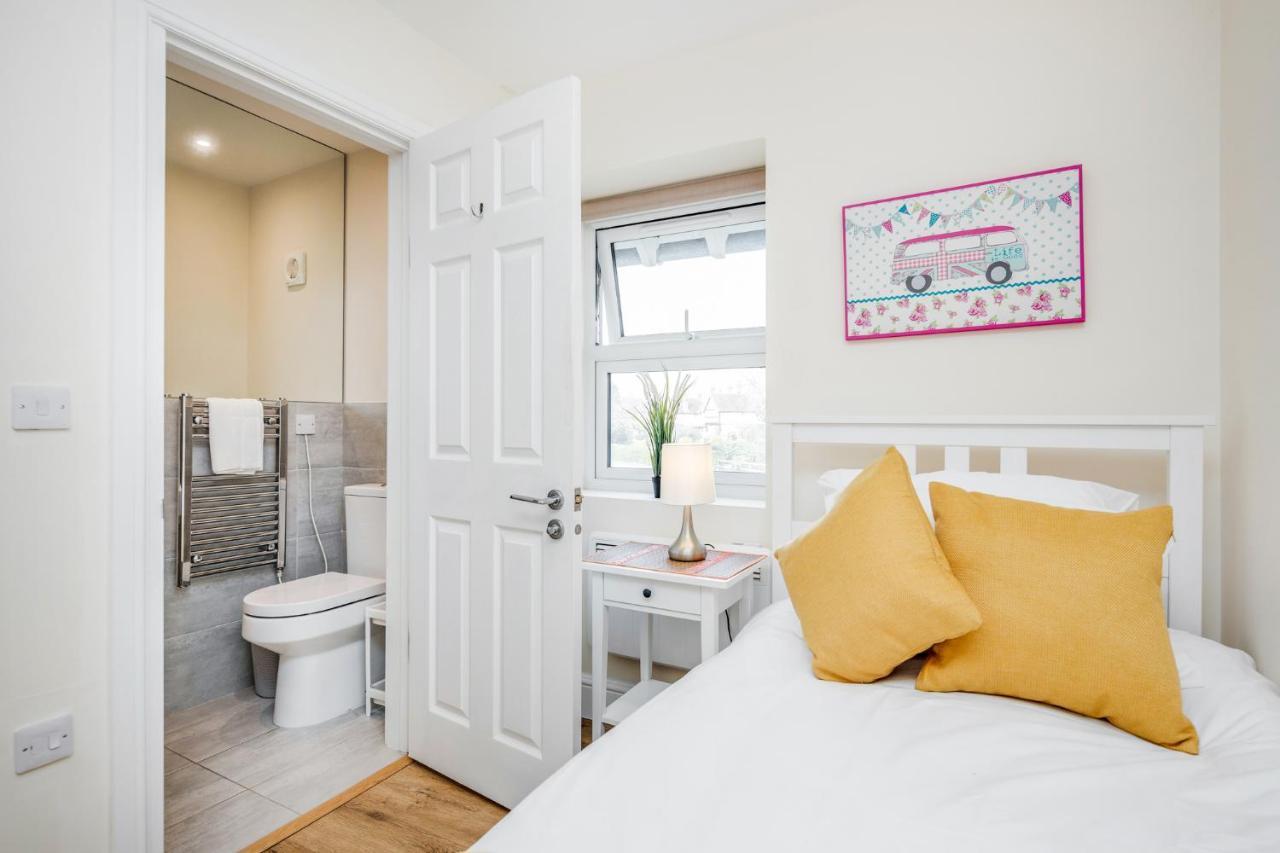Apartment Stunning Modern Spacious 2 Bed Flat, Free Parking, Rural