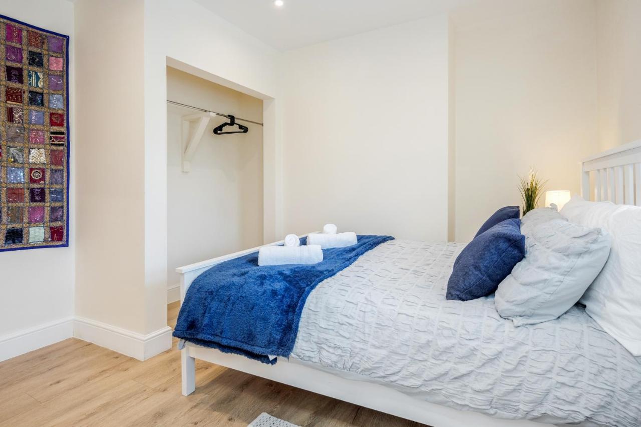 Apartment Stunning Modern Spacious 2 Bed Flat, Free Parking, Rural Reading