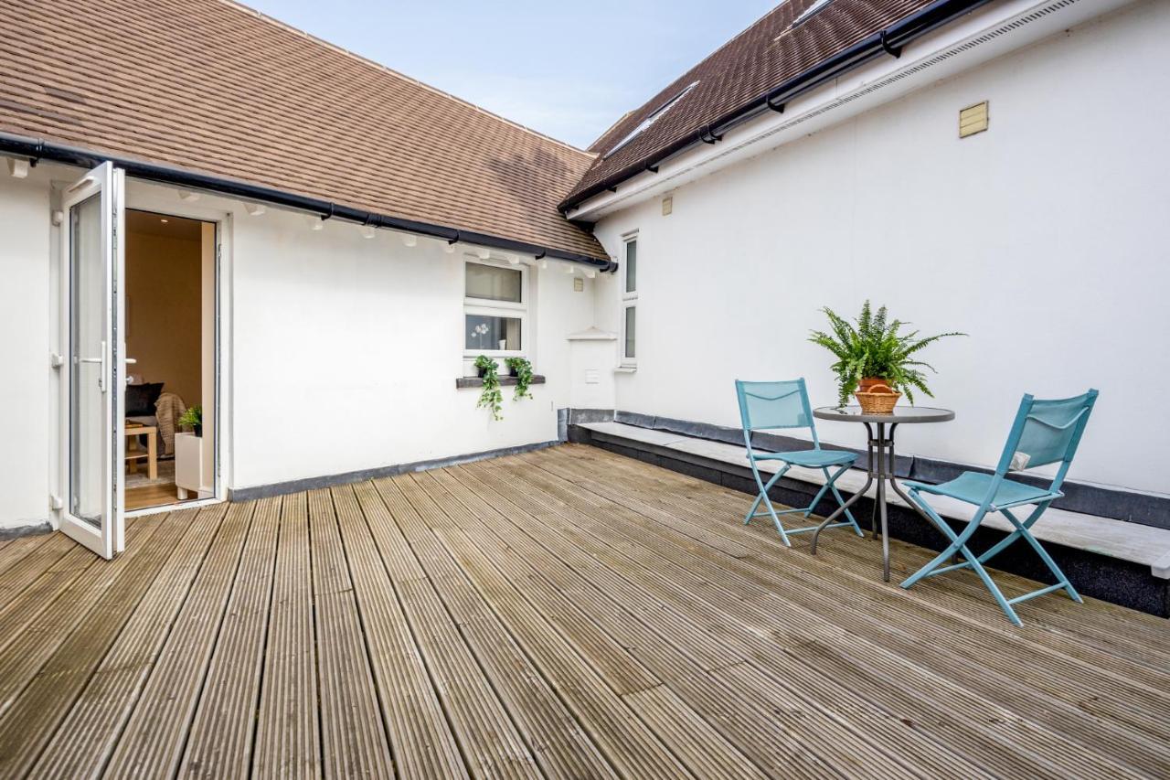 Stunning Modern Spacious 2 Bed Flat, Free Parking, Rural Apartment *