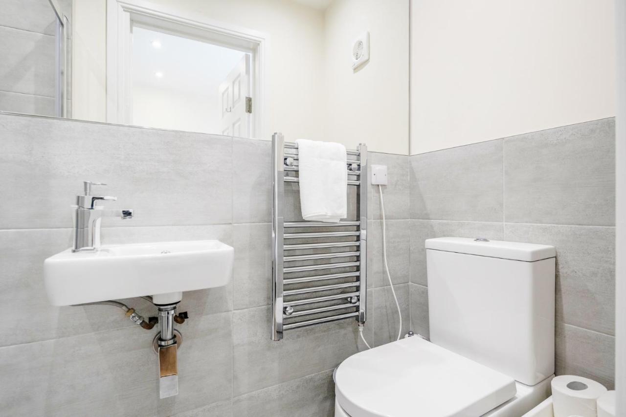 Stunning Modern Spacious 2 Bed Flat, Free Parking, Rural * Reading
