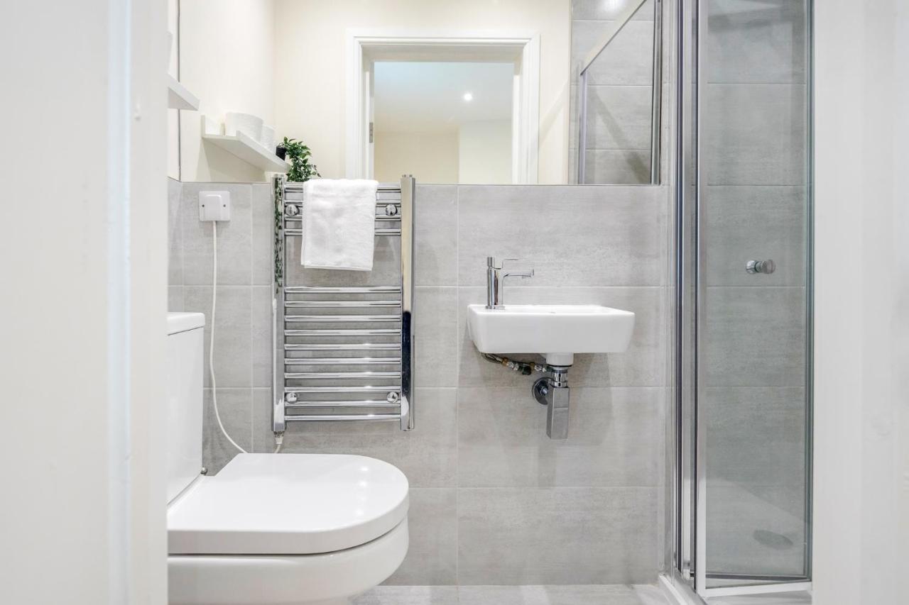 Stunning Modern Spacious 2 Bed Flat, Free Parking, Rural